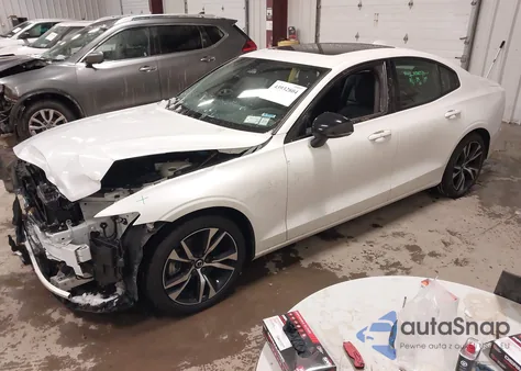 2024 Volvo S60 B5 Core Dark Theme z USA, uszkodzony, nr VIN 7JRL12TKXRG297108